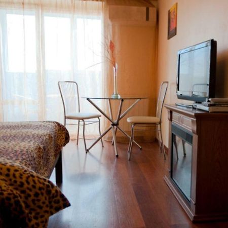 Modern Apartment With Panoramic View Near Metro 23August Charkiv Esterno foto