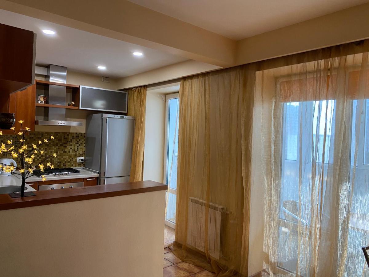 Modern Apartment With Panoramic View Near Metro 23August Charkiv Esterno foto