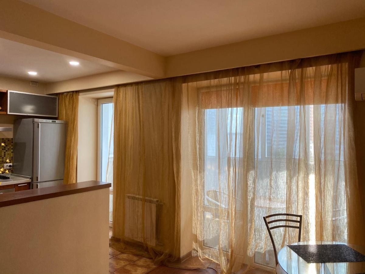 Modern Apartment With Panoramic View Near Metro 23August Charkiv Esterno foto